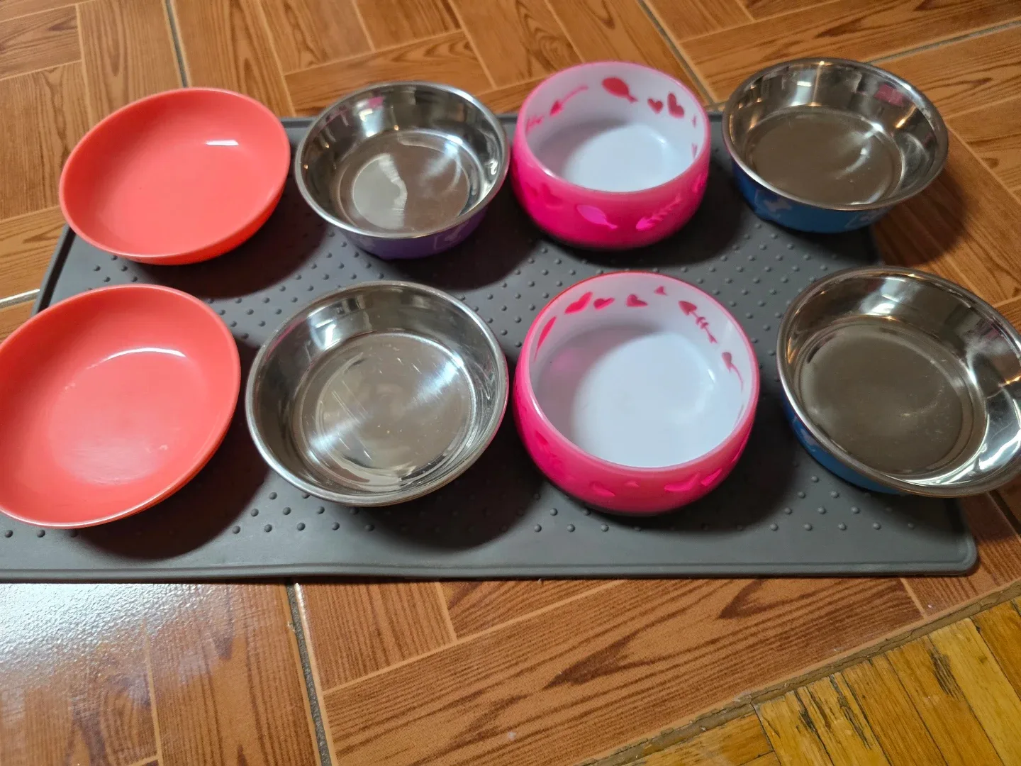 8 cat bowls and 1 mat