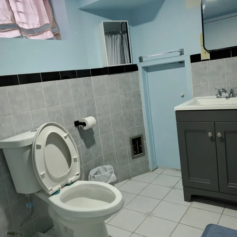 Room for rent 700$ image indicator(2)