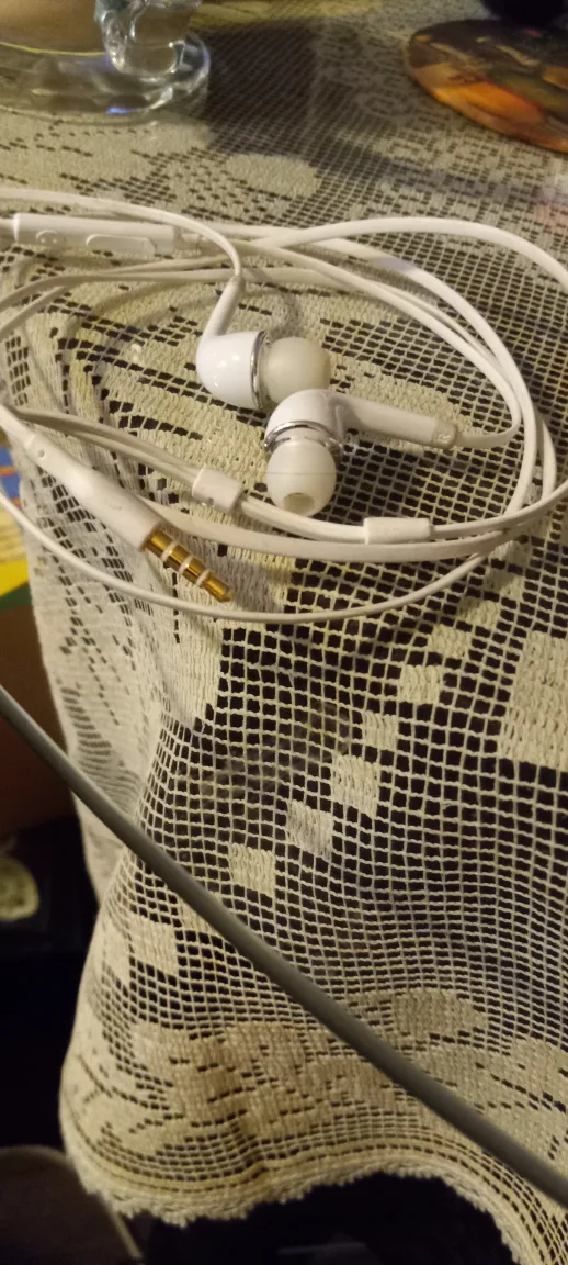 White Earbud Headphones image indicator(2)