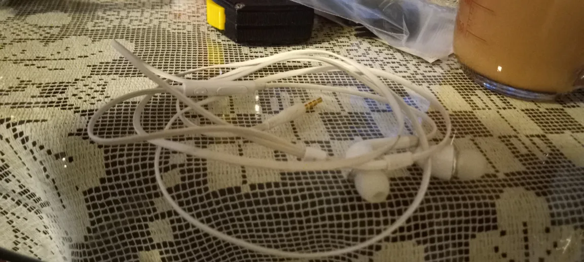 White Earbud Headphones image indicator(3)