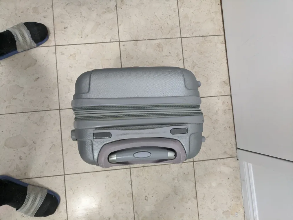 California Pak Carry-on Suitcase image indicator(3)