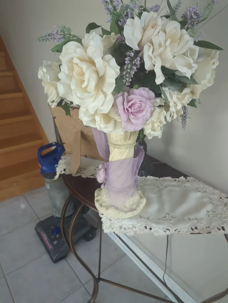 Floral Arrangement with Vase image indicator(2)