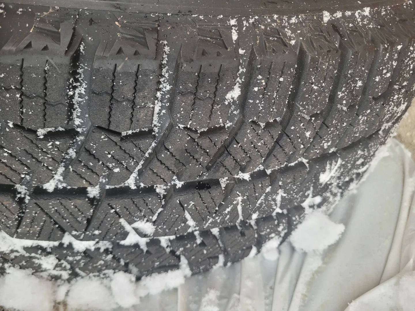 Bridgestone 215/65R16 Tire image indicator(6)