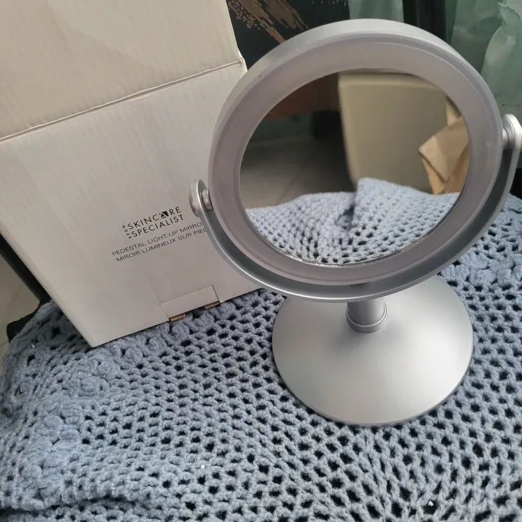 Skincare Specialist Light-Up Pedestal Mirror