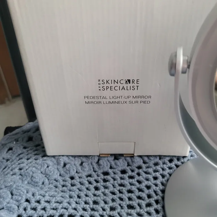 Skincare Specialist Light-Up Pedestal Mirror image indicator(2)