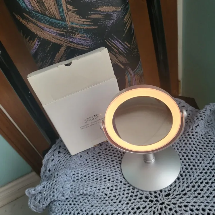 Skincare Specialist Light-Up Pedestal Mirror image indicator(5)
