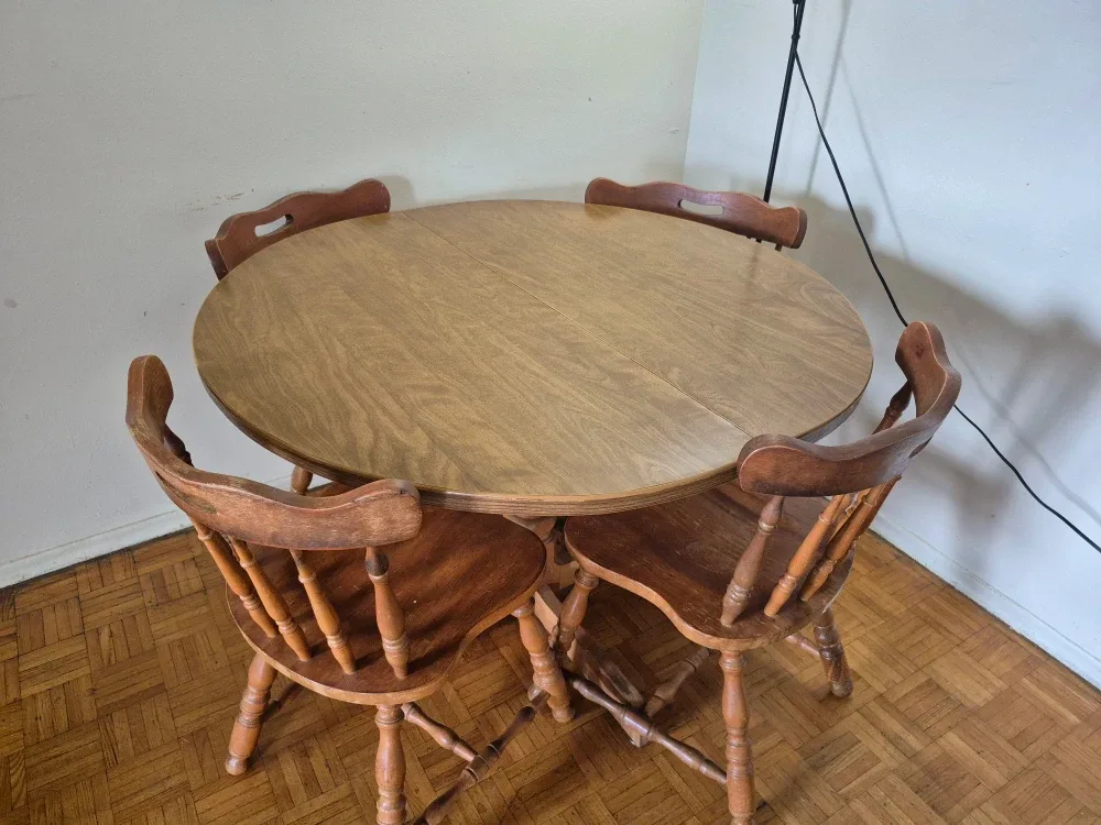 Round Wooden Dining Table with 4 Chairs image indicator(4)