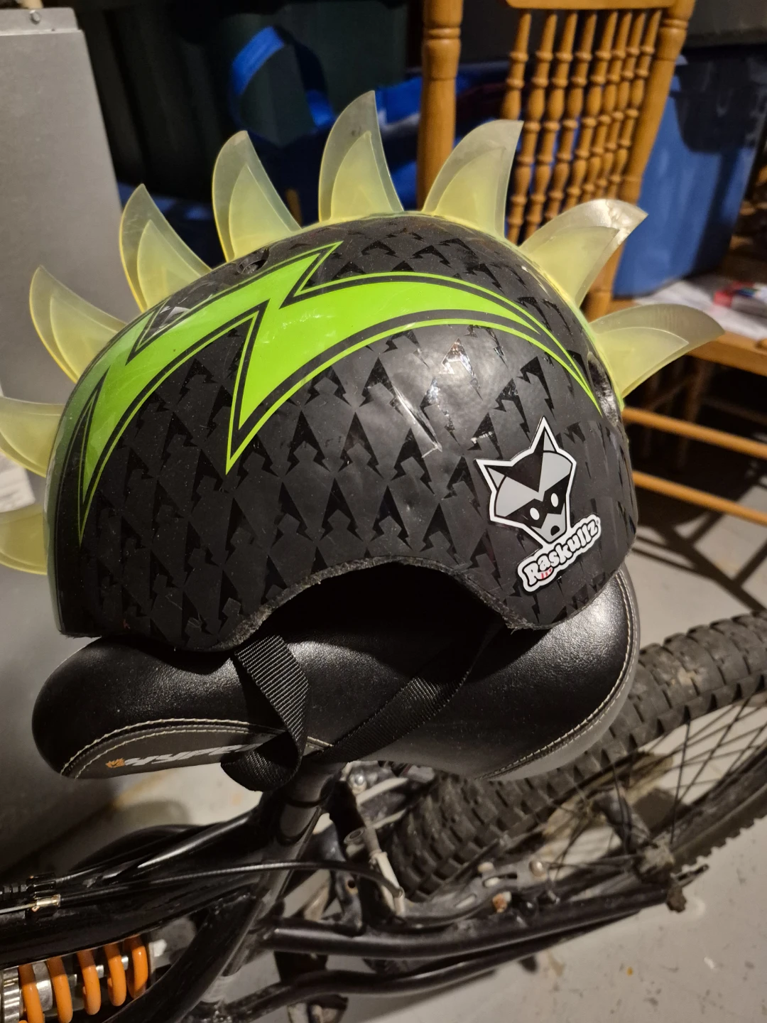 20 "boys bike w Raskullz Child Helmet with LED Spikes - photo 4