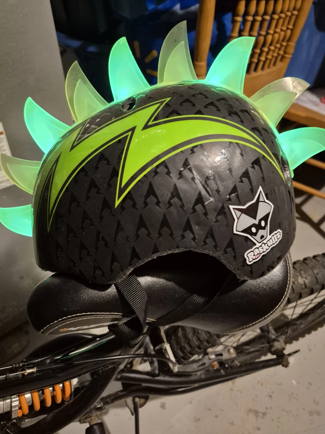 20 "boys bike w Raskullz Child Helmet with LED Spikes - photo 5