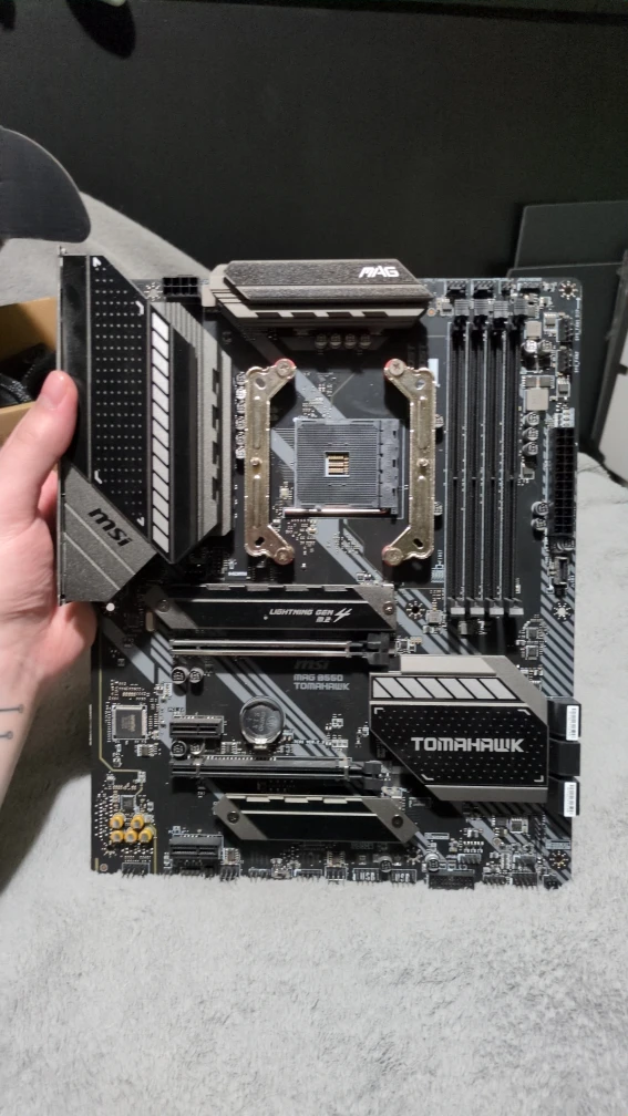 MSI MAG B550 tomahawk AM4 desktop motherboard