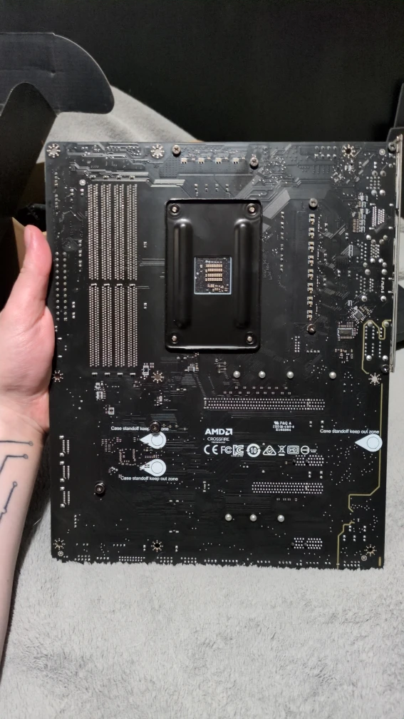 MSI MAG B550 tomahawk AM4 desktop motherboard - photo 2