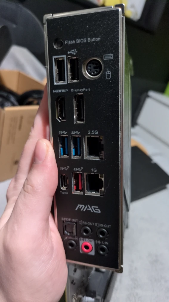 MSI MAG B550 tomahawk AM4 desktop motherboard - photo 3