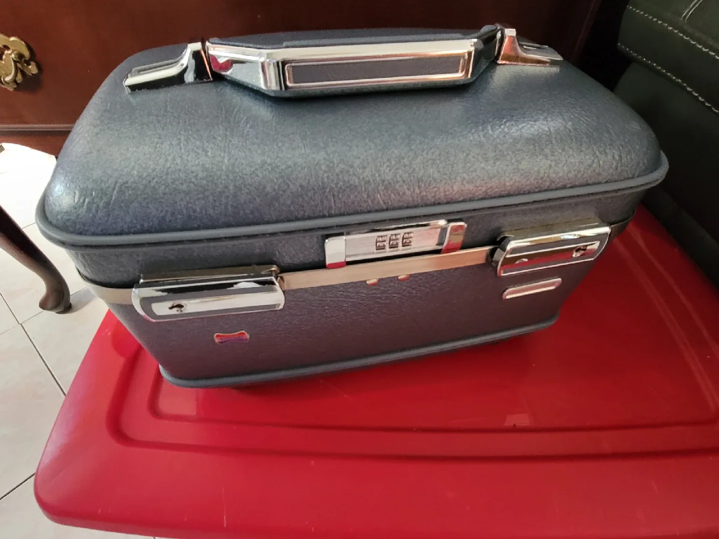 American Tourister Luggage Vanity Case image indicator(2)