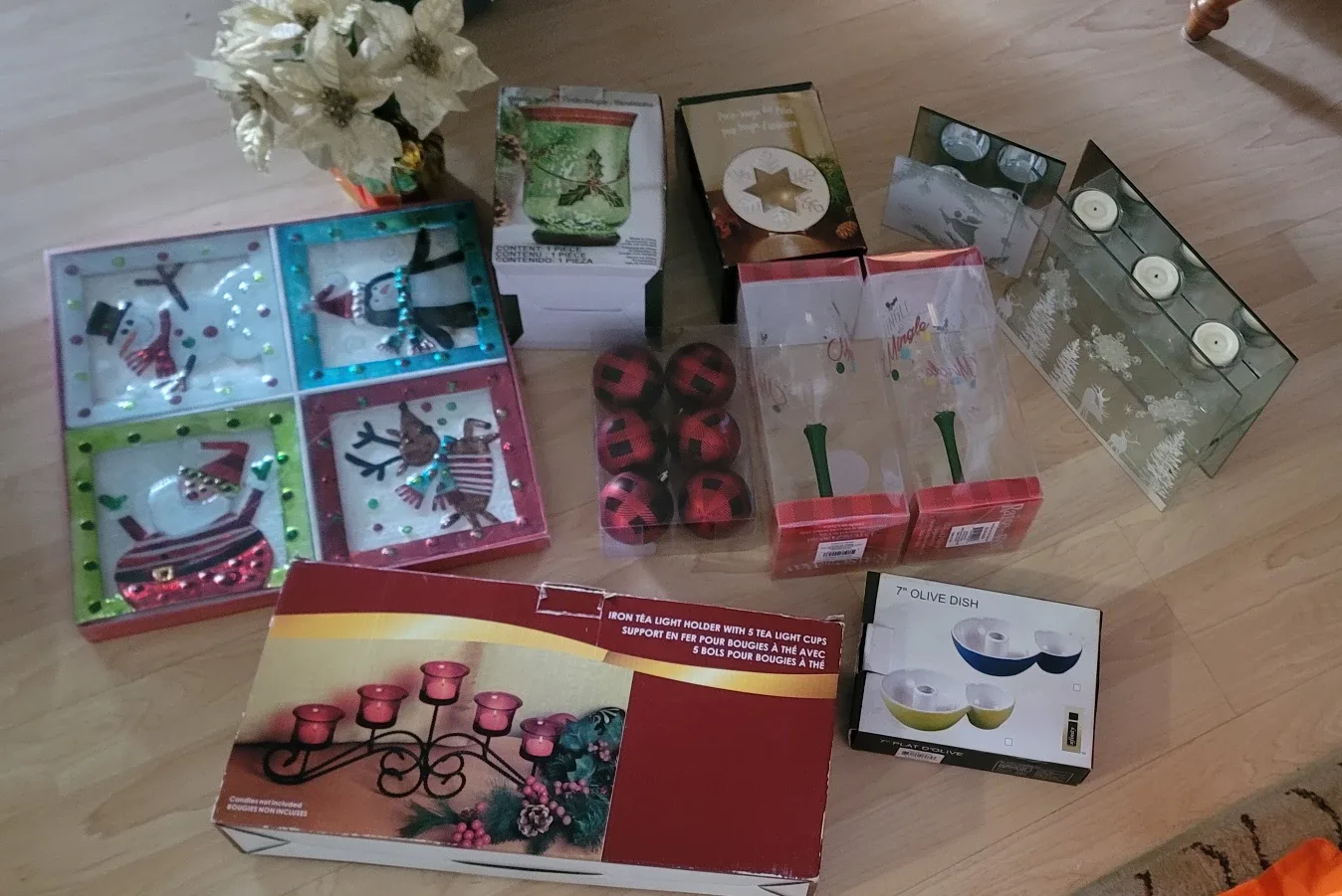 Assorted Home Decor Items image indicator(2)