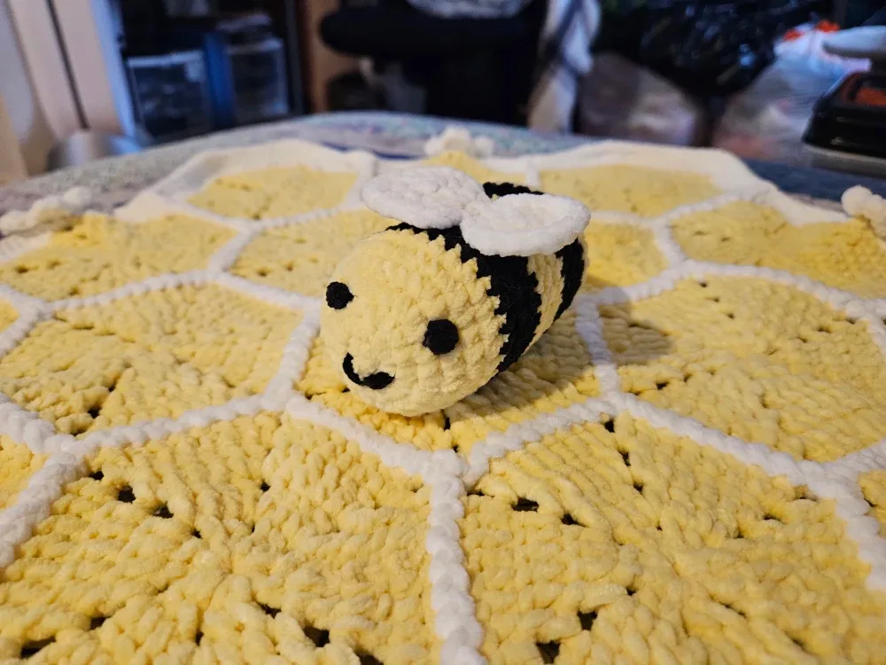 Bumblebee Lovey Handmade image indicator(2)