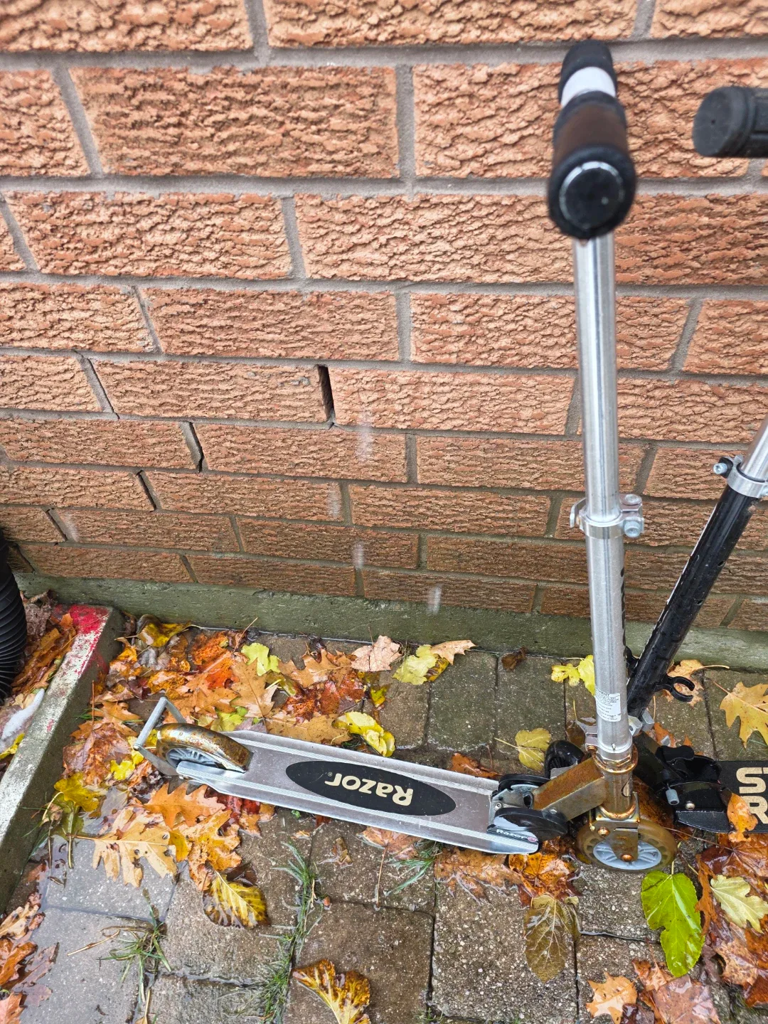 Razor & Street Runner Scooters - Bundle image indicator(2)