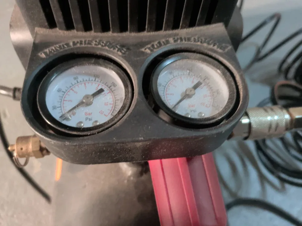 Briggs & Stratton 3 Gallon Air Compressor image indicator(4)