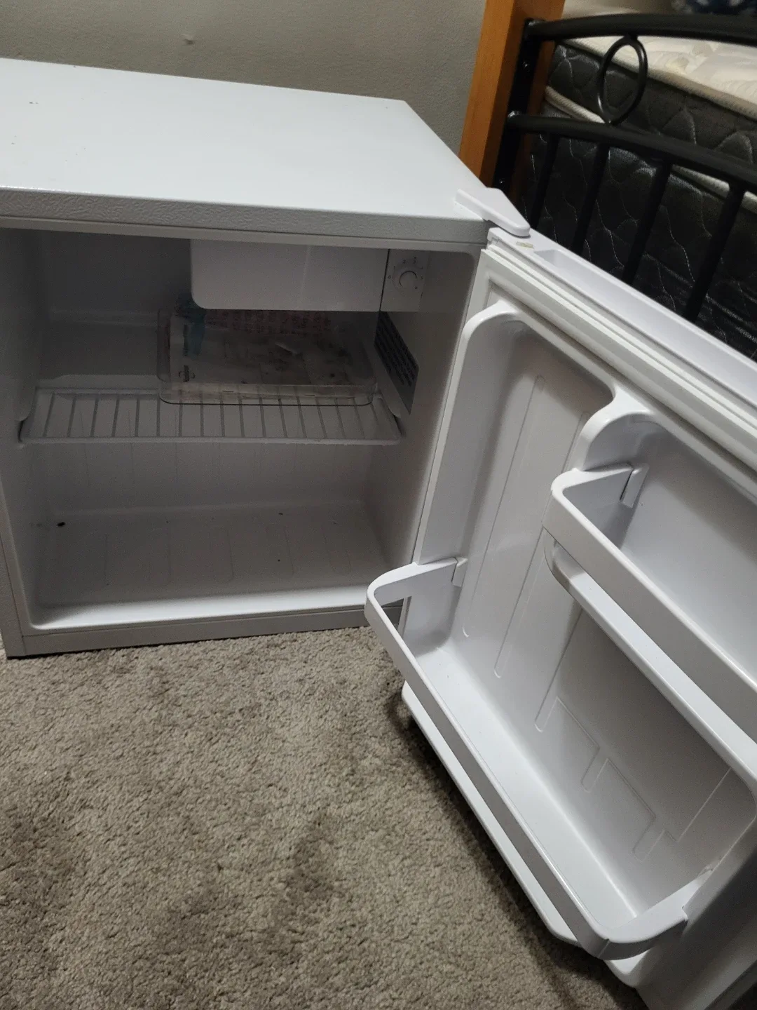 Koolatron KBC46-W Kool Compact Fridge - White image indicator(2)