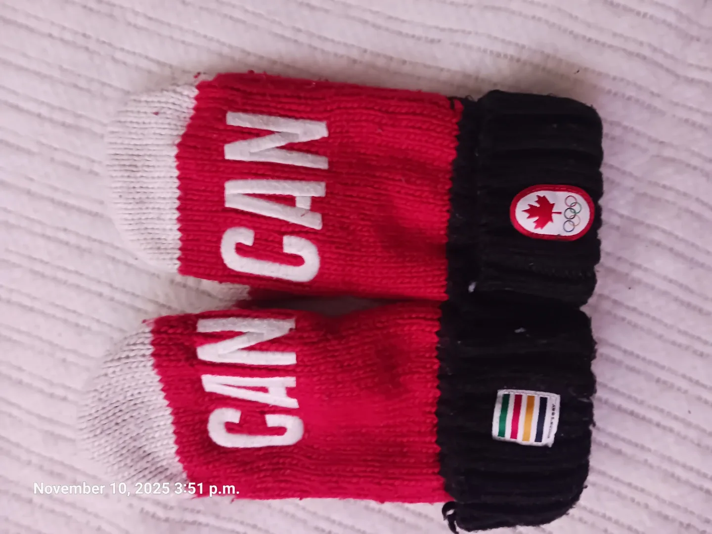 Hudson's Bay Olympic Canada Mittens image indicator(3)