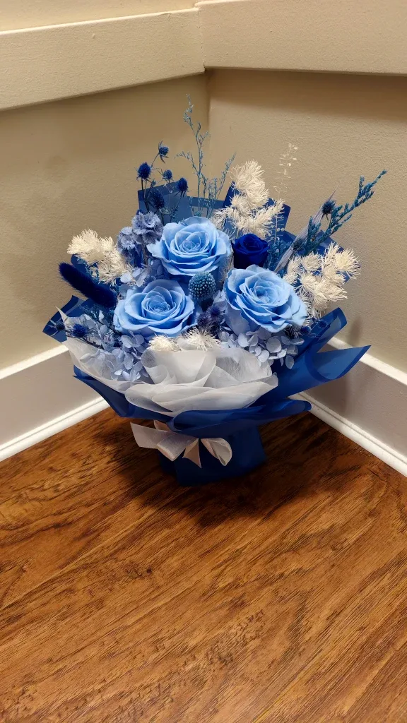 Elegant preserved Flowers/Roses Bouquet image indicator(5)