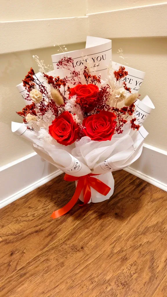 Elegant preserved Flowers/Roses Bouquet image indicator(2)