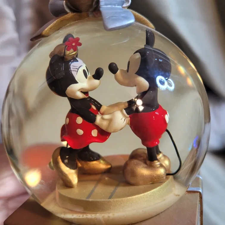 Mickey & Minnie Mouse 2008 Exclusive Solid Globe Disney Store image indicator(9)