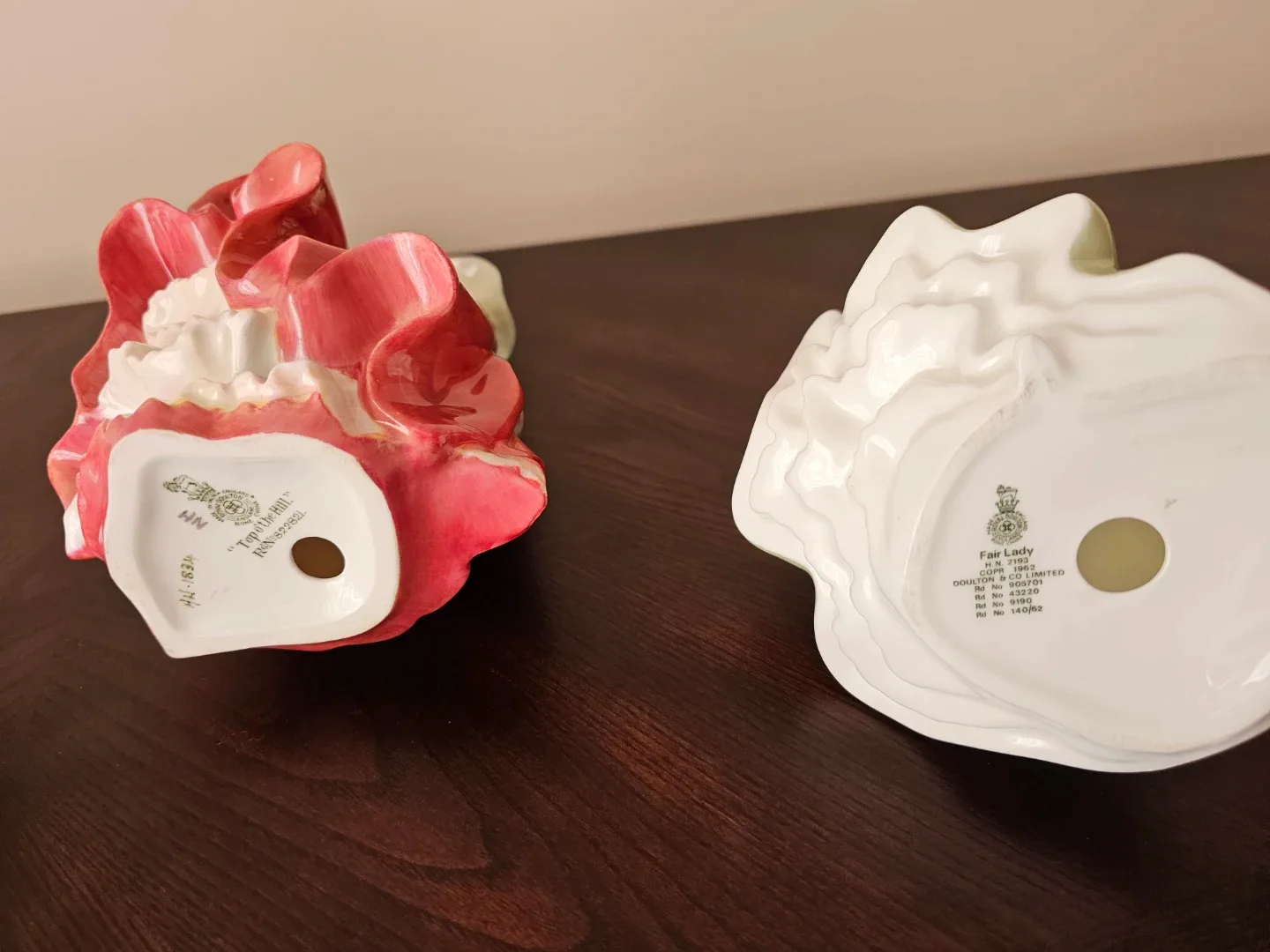 Royal Doulton Figurine Top o' the Hill & Fair Lady image indicator(5)