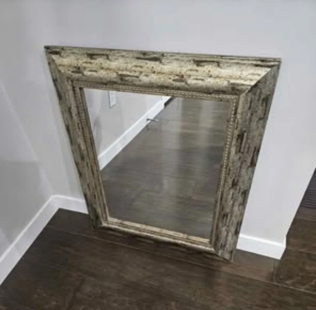 Beautiful mirror size in pictures (like new) image indicator(2)