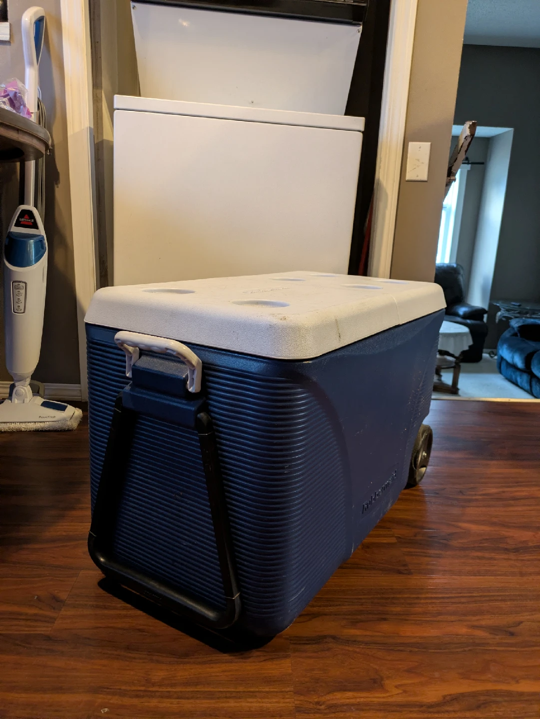 Rubbermaid Wheeled Cooler - Blue & White
