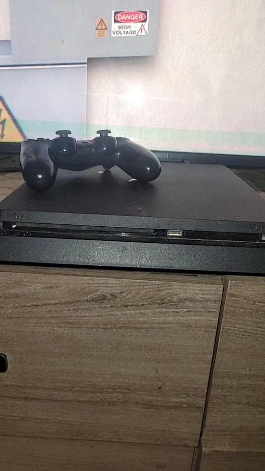 PlayStation 4 Console with Controller image indicator(2)