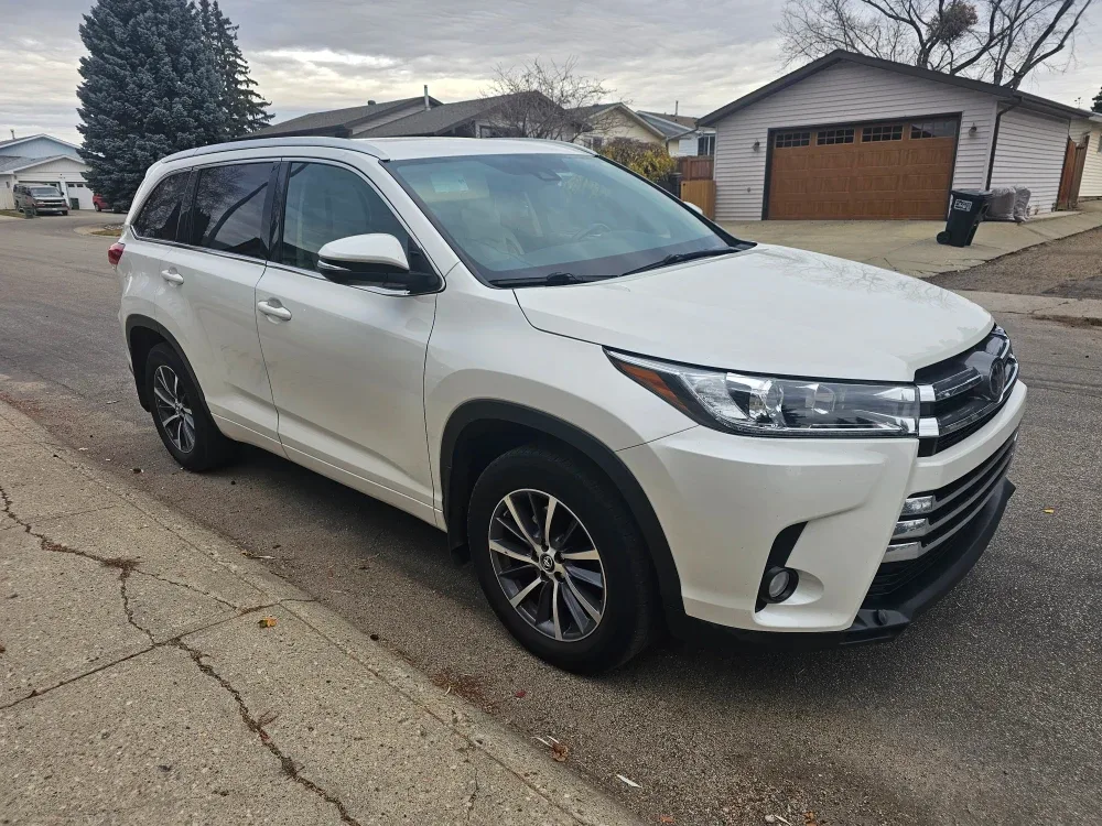 Toyota Highlander XLE AWD - White SUV image indicator(2)