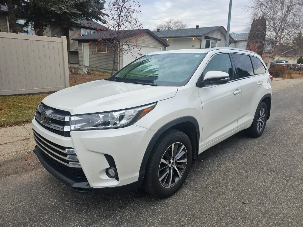 Toyota Highlander XLE AWD - White SUV image indicator(3)