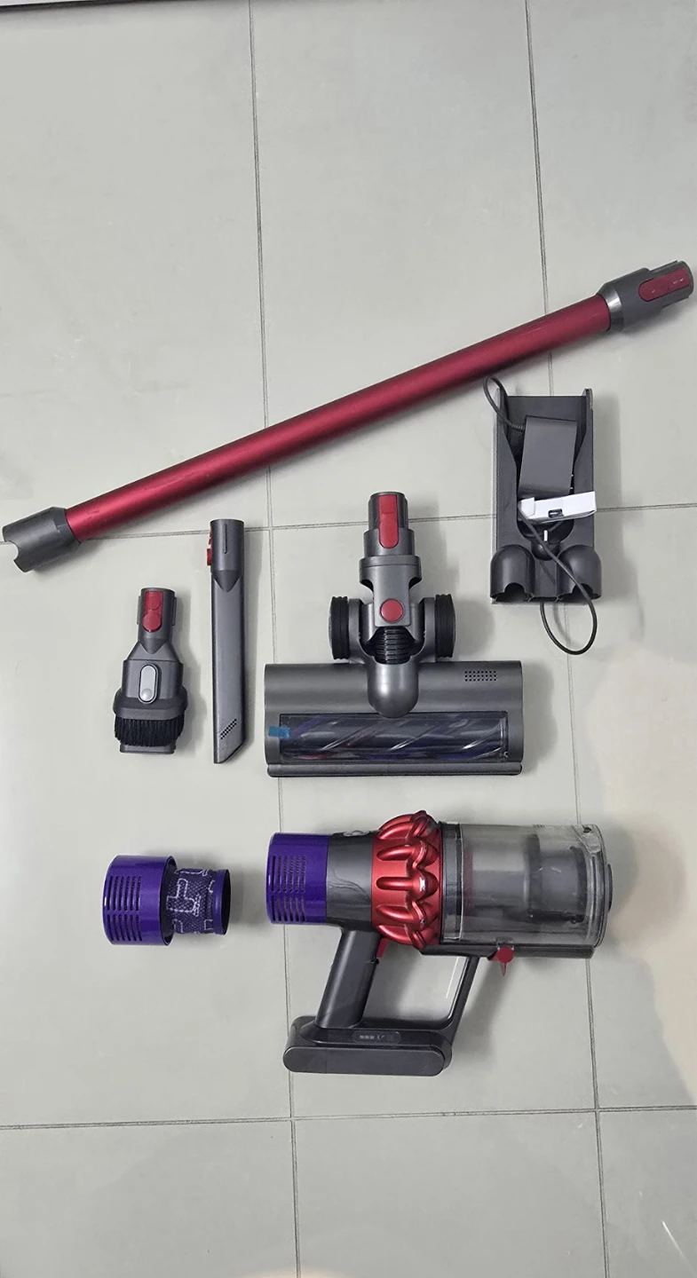 Dyson V10 Cordless Vacuum - Great Condition!