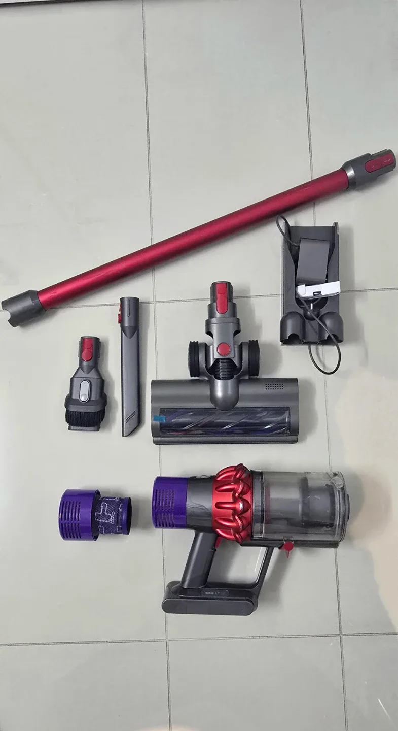 Dyson V10 Cordless Vacuum - Great Condition!
