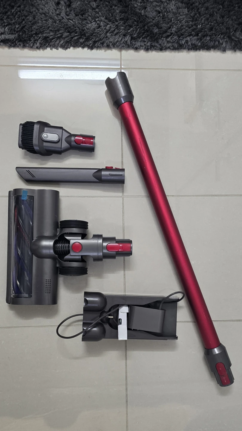 Dyson V10 Cordless Vacuum - Great Condition! - photo 2