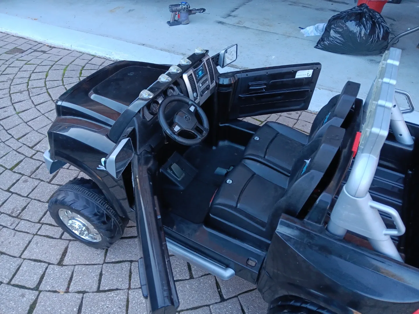 Ram 3500 Diesel Dually Ride-On Truck image indicator(6)