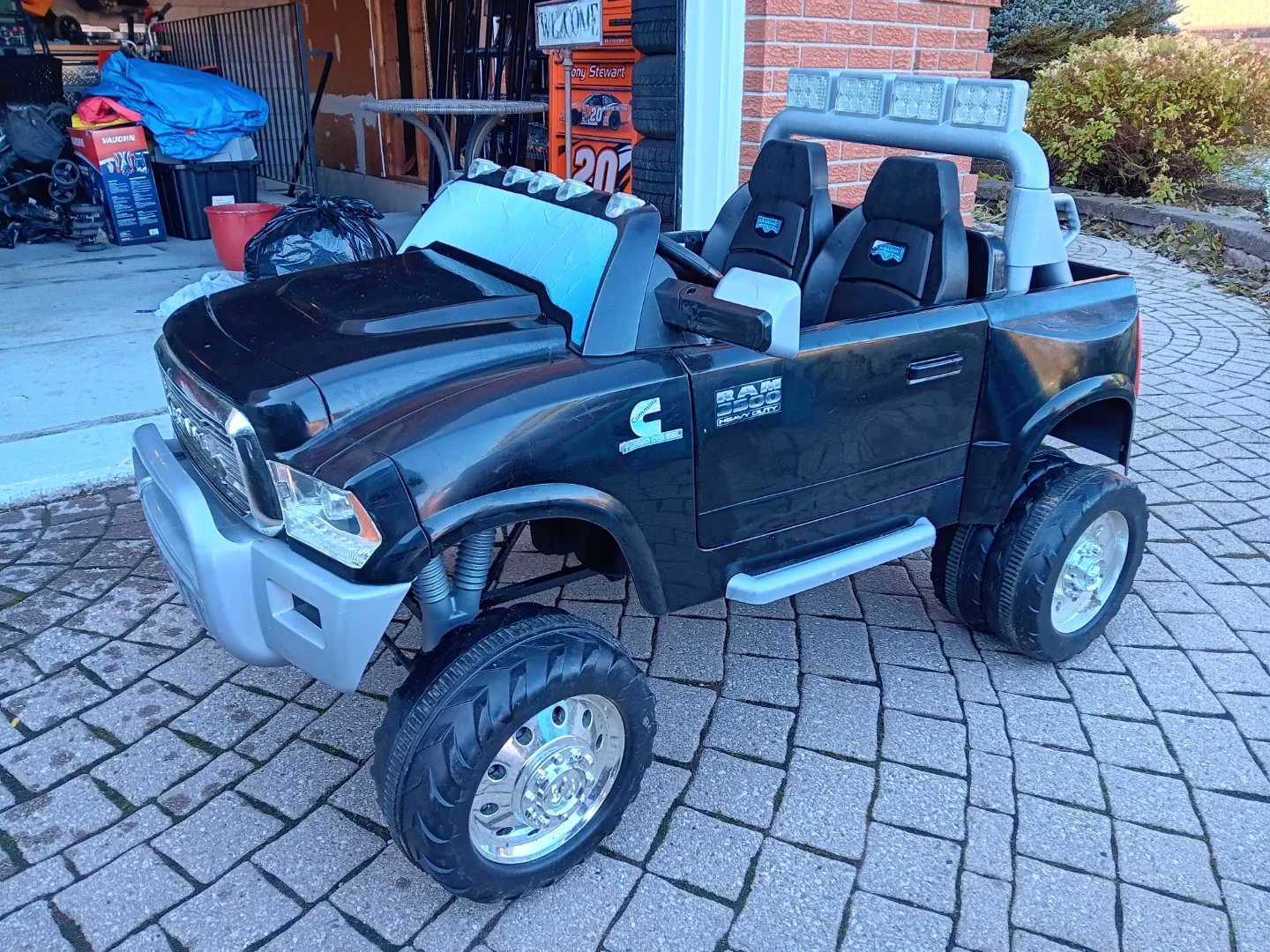 Ram 3500 Diesel Dually Ride-On Truck image indicator(7)