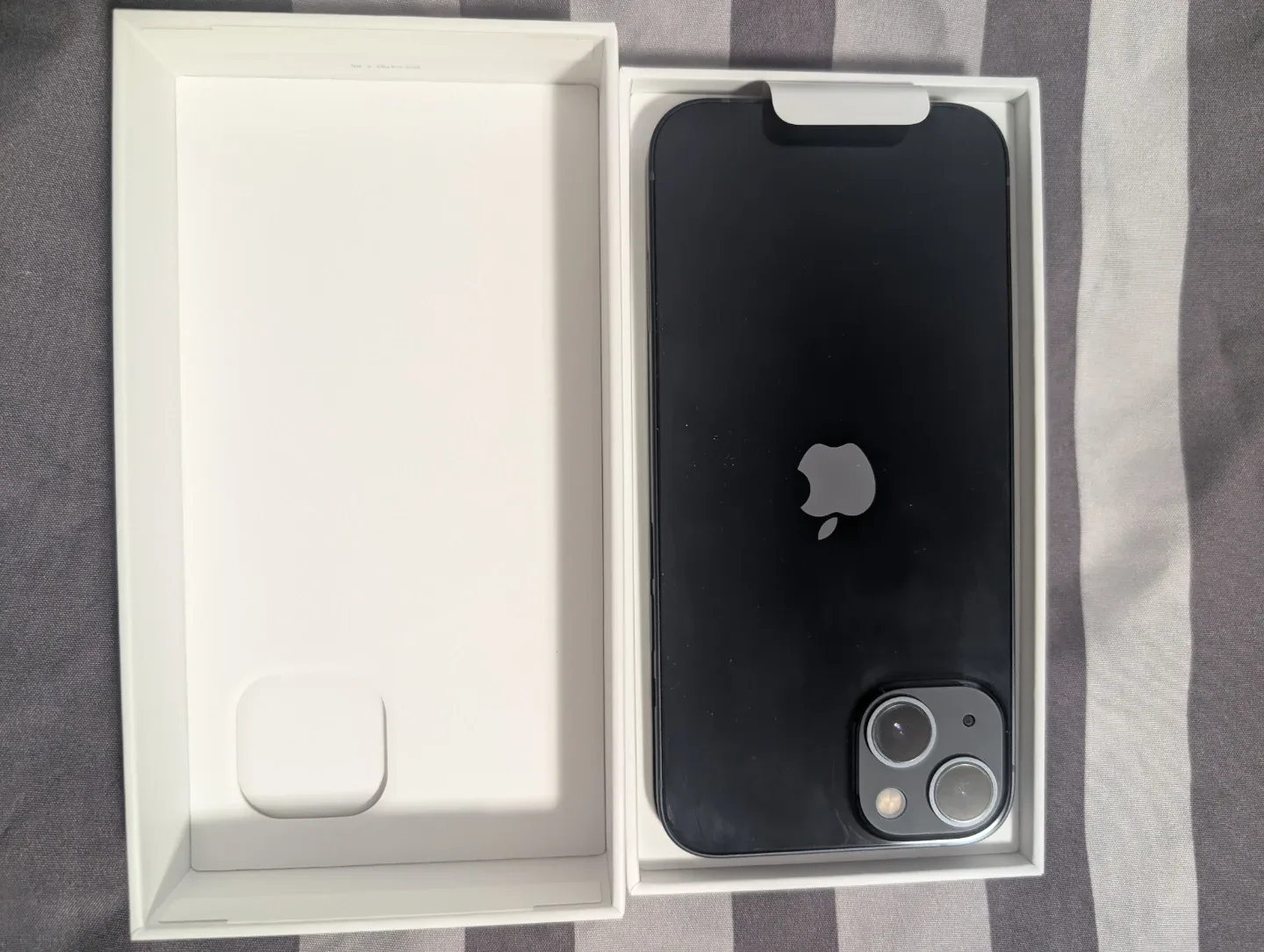 New Apple iPhone 13 - Midnight Black - 128 GB image indicator(2)