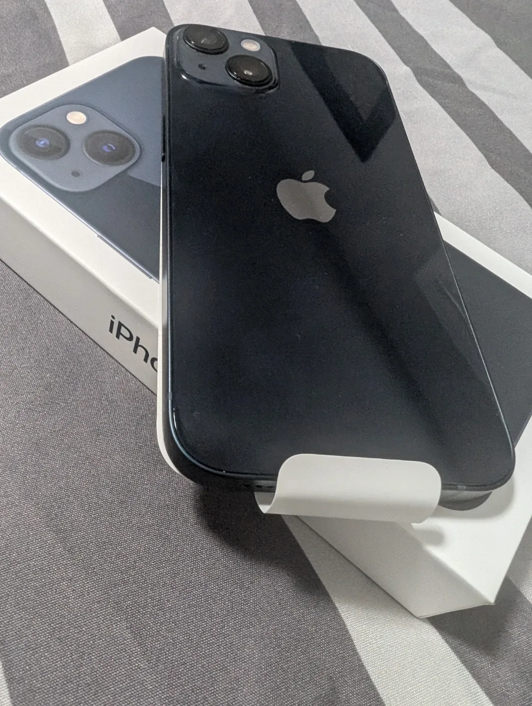 New Apple iPhone 13 - Midnight Black - 128 GB image indicator(4)