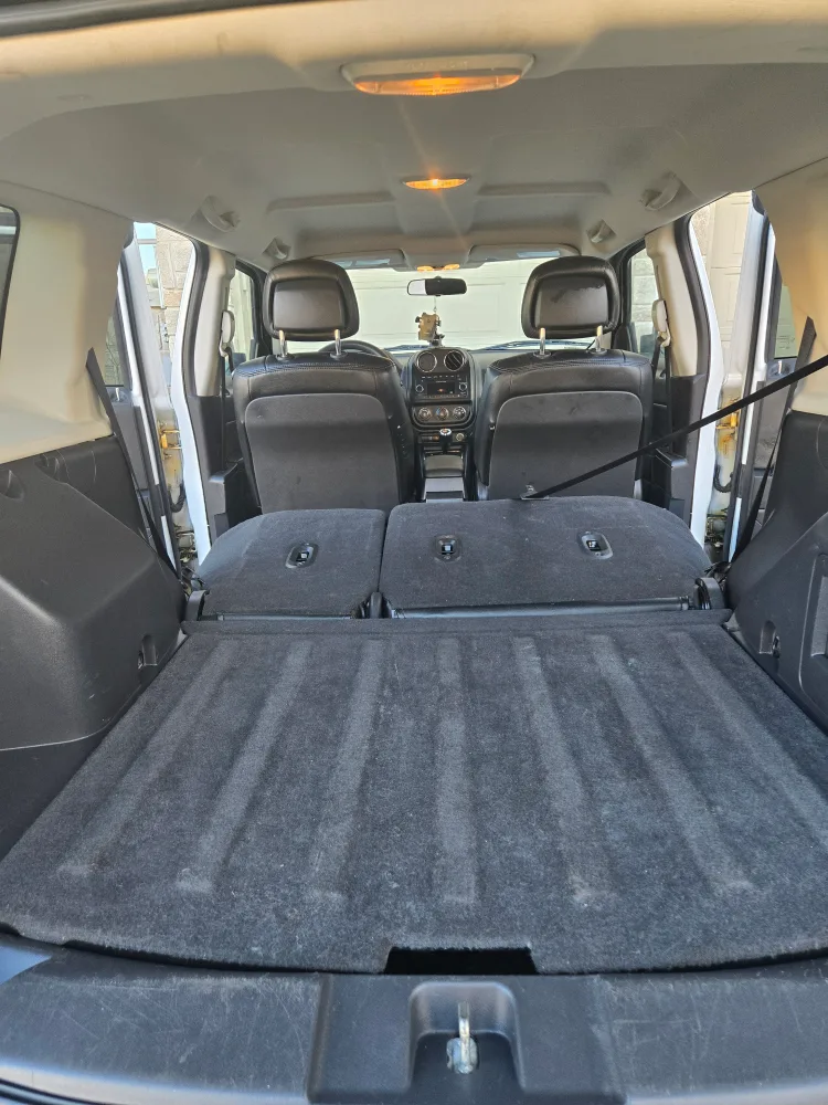 Jeep Patriot - White SUV image indicator(7)