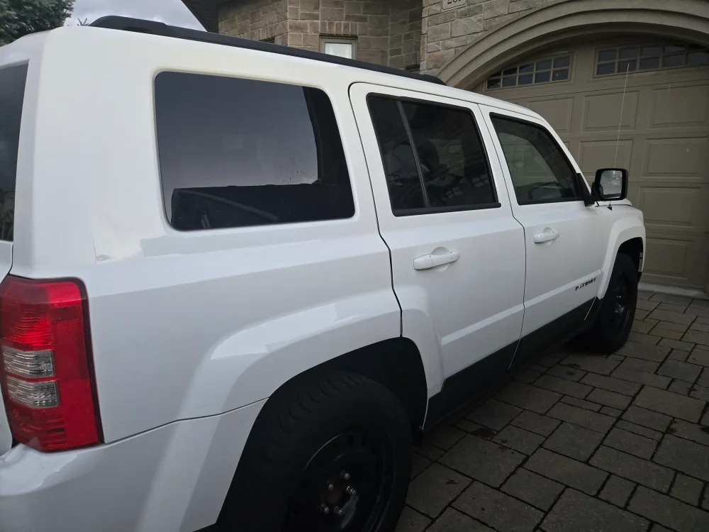 Jeep Patriot - White SUV image indicator(10)