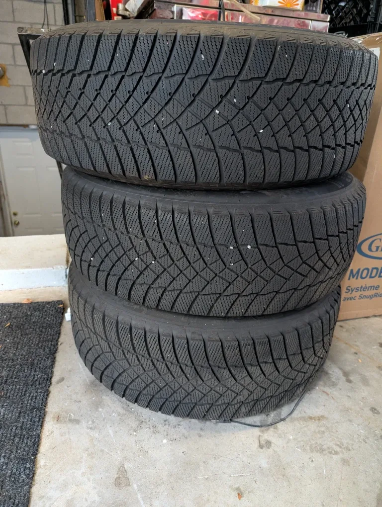 Motomaster Winter Edge II Tire 235/55R17