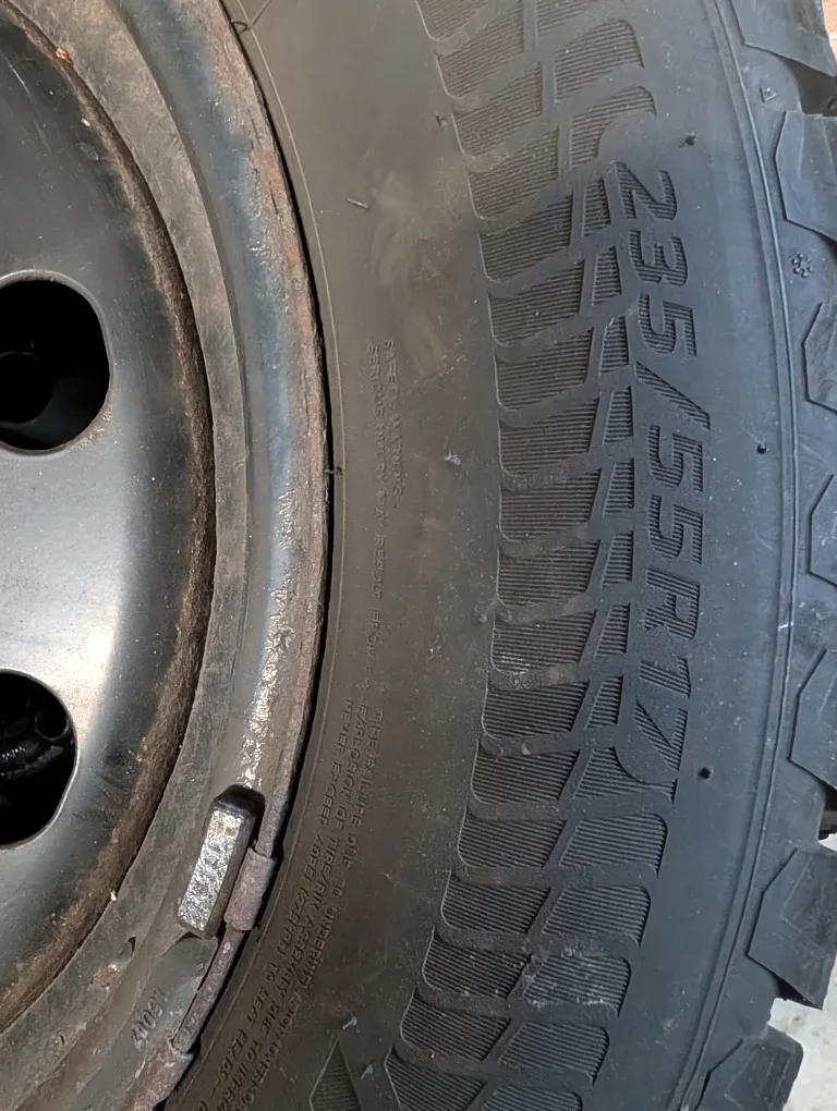 Motomaster Winter Edge II Tire 235/55R17 image indicator(4)