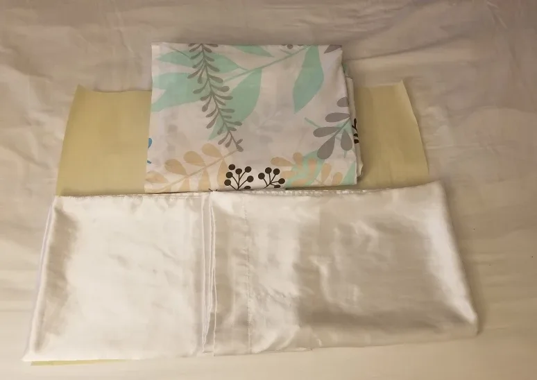 Bedsheet and Two Satin Pillowcases image indicator(10)