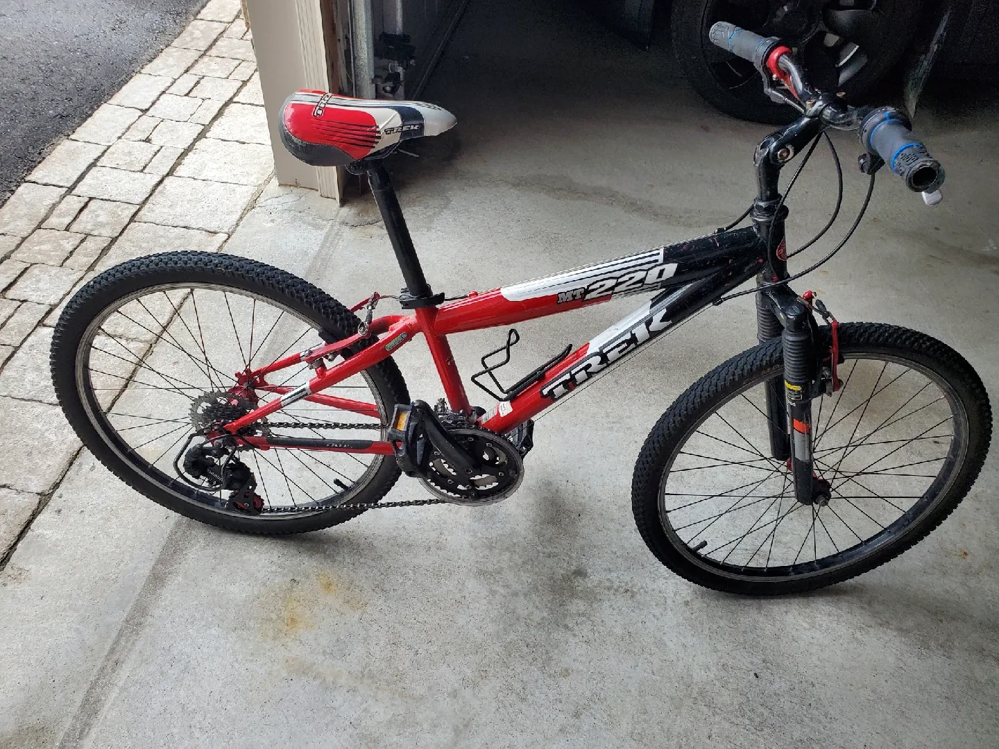 Trek MT 220 Kids Mountain Bike - 24 inch wheels image indicator(2)