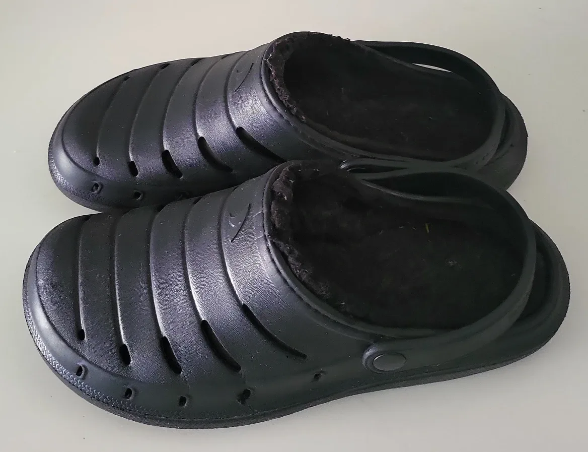 Hugger Shark Clogs size 11 image indicator(5)