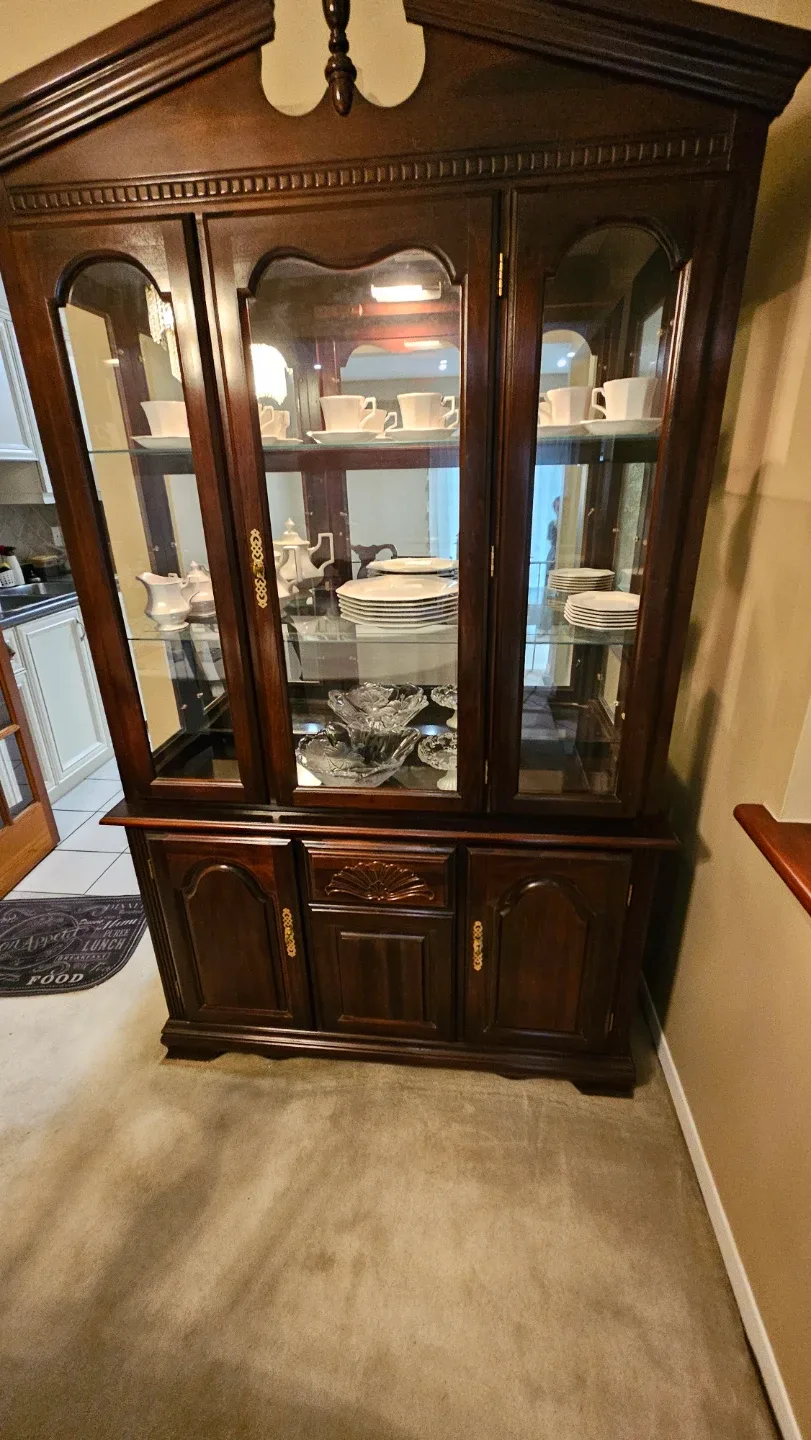 Dark Wood China Cabinet image indicator(4)