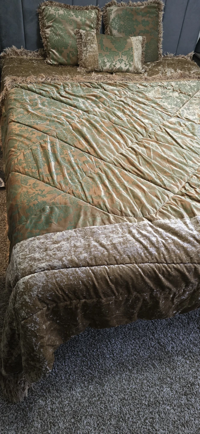Elegant Bedspread with Pillows