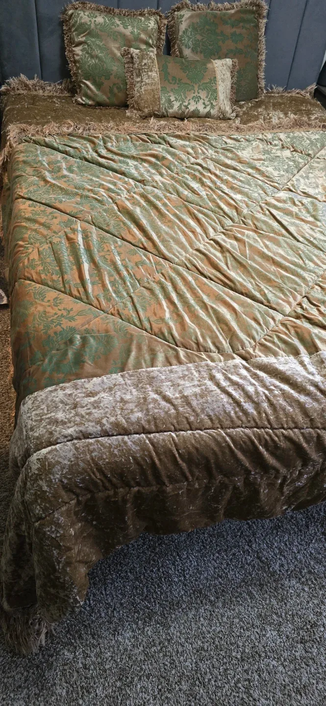 Elegant Bedspread with Pillows