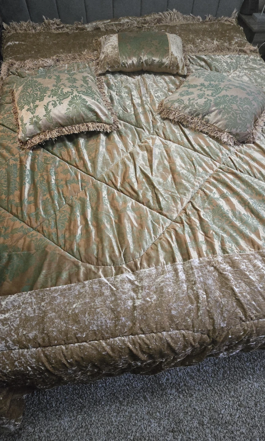 Elegant Bedspread with Pillows - photo 2